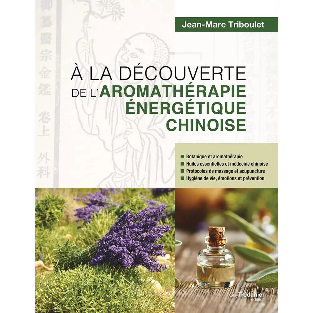 La couverture du livre "À la découverte de l'aromathérapie énergétique chinoise" de Jean-Marc Triboulet, illustrée de lavande et d'un flacon d'huile essentielle, publiée chez Guy Trédaniel éditeur.
