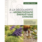 La couverture du livre "À la découverte de l'aromathérapie énergétique chinoise" de Jean-Marc Triboulet, illustrée de lavande et d'un flacon d'huile essentielle, publiée chez Guy Trédaniel éditeur.