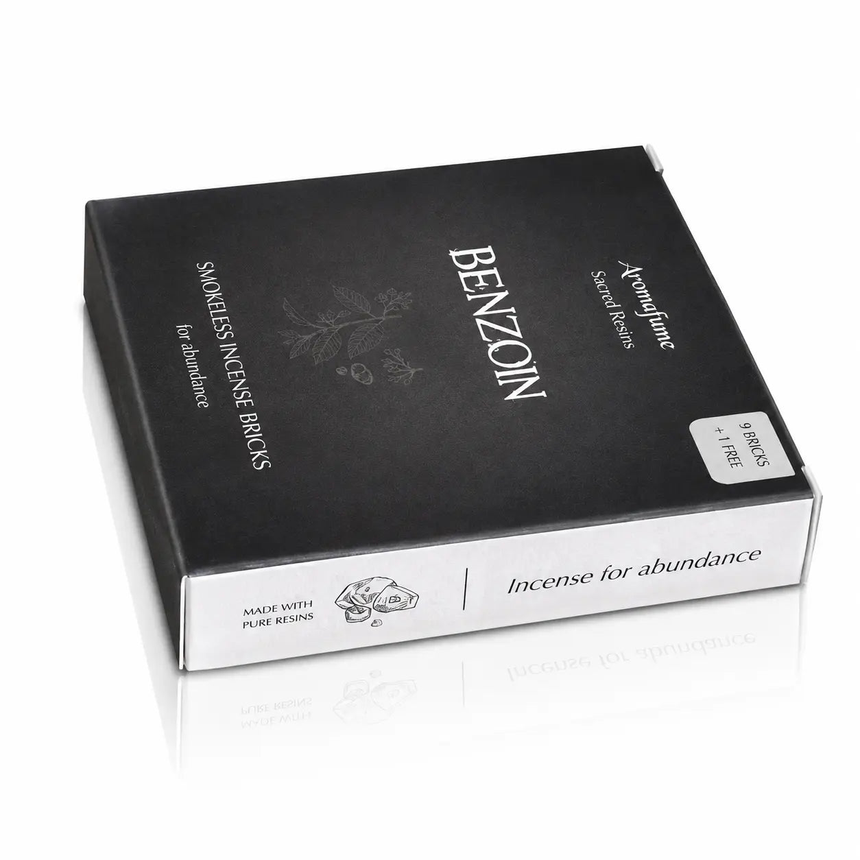 Briques d'encens Benjoin Aromafume, packaging rectangulaire noir avec tranche blanche, orné de délicates illustrations végétales grises au centre.