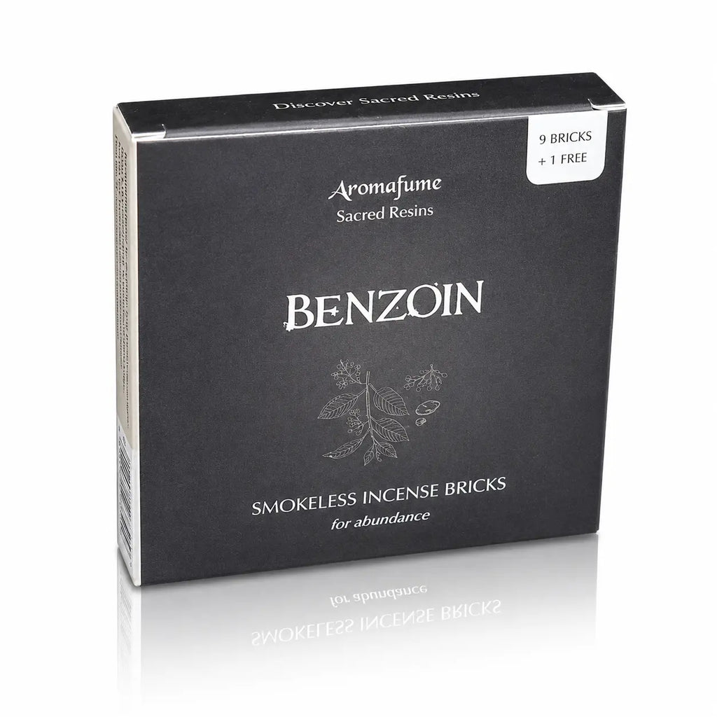 Briques d'encens Benjoin Aromafume, boîte cartonnée noire ornée de délicates illustrations végétales blanches au centre.