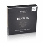 Briques d'encens Benjoin Aromafume, boîte cartonnée noire ornée de délicates illustrations végétales blanches au centre.
