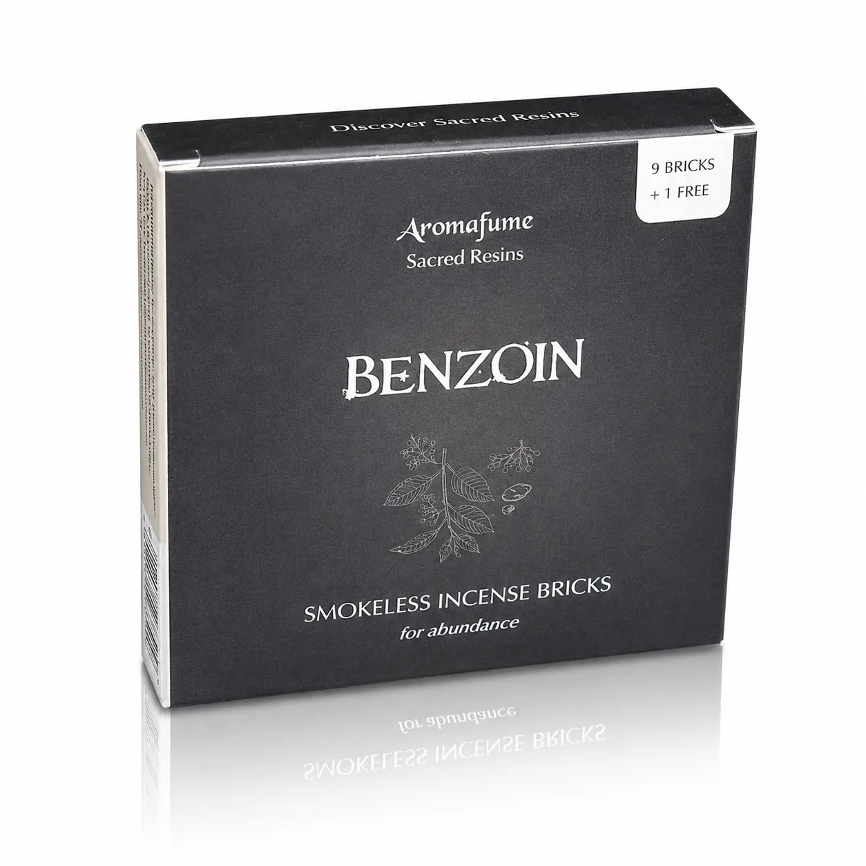 Briques d'encens Benjoin Aromafume, boîte cartonnée noire ornée de délicates illustrations végétales blanches au centre.