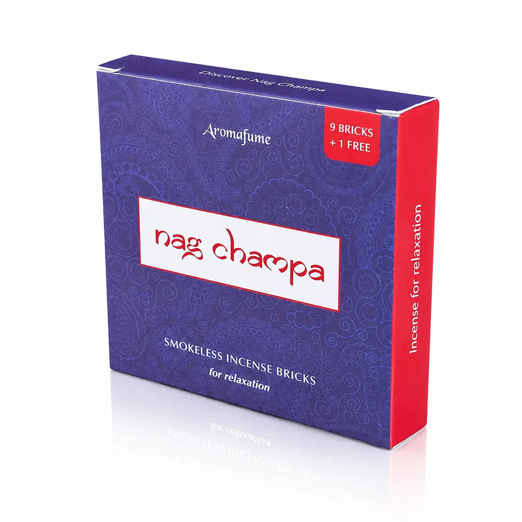 Briques d'encens Nag Champa Aromafume, boîte carrée violette aux motifs filigranés avec tranche rouge vive et cartouche central blanc d'inspiration indienne.