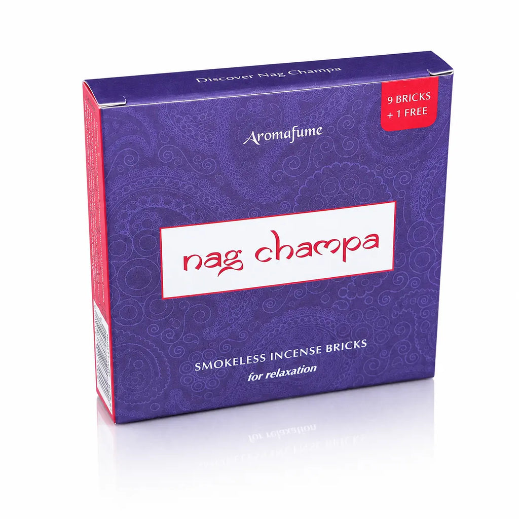 Briques d'encens Nag Champa Aromafume, boîte rectangulaire violette ornée de motifs paisley avec un encadré blanc rectangulaire et des touches de rouge.