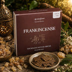 Boîte marron d'encens Aromafume Sacred Resins Frankincense entourée de larmes de résine d'oliban dorées, avec des briques d'encens fines dans une coupelle en céramique et un brûleur oriental.