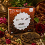 Boîte ambrée d'encens Aromafume Oriental Pearl entourée de roses rouges, d'épices et de résines, avec des briques d'encens fines étalées sur une coupelle dorée.