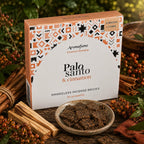 Briques d'encens Palo Santo et cannelle Aromafume, boîte cartonnée blanche aux motifs ethniques terracotta présentée avec une coupelle de carrés d'encens et bâtons de cannelle.