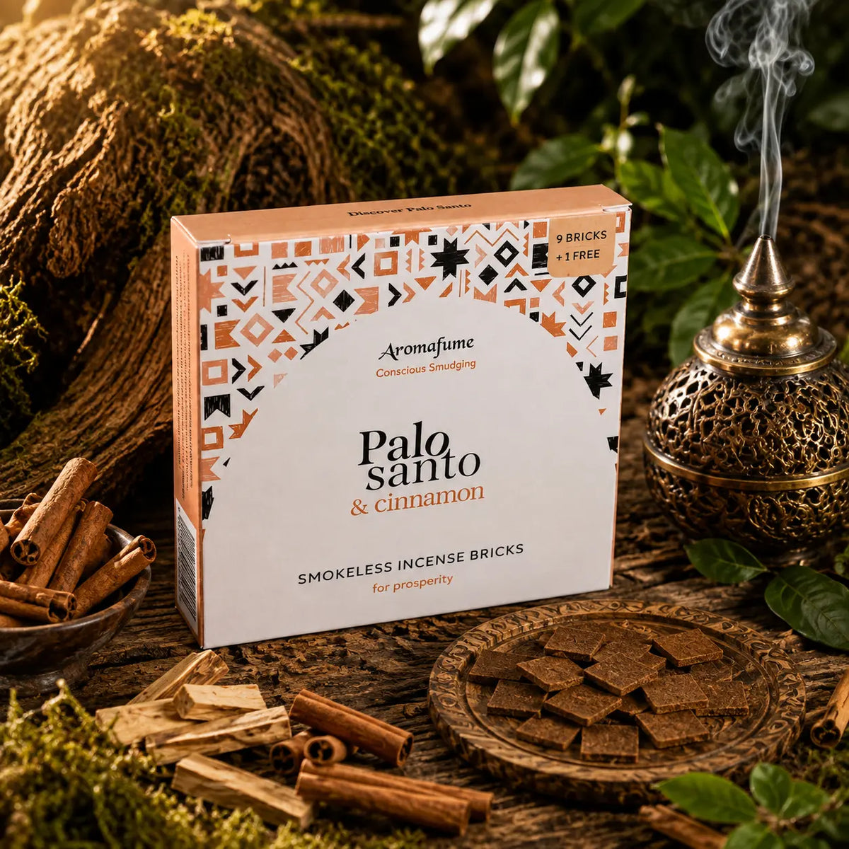 Boîte d'encens Aromafume Palo Santo & Cinnamon entourée de bâtons de cannelle et de morceaux de Palo Santo, avec des briques d'encens fines étalées sur un plateau sculpté et un brûleur oriental.
