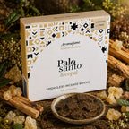 Briques d'encens Palo Santo et copal Aromafume, boîte cartonnée blanche aux motifs ethniques dorés présentée avec une coupelle de carrés d'encens, larmes de résine et bois.