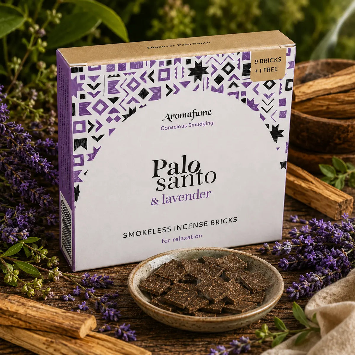 Briques d'encens Palo Santo et lavande Aromafume, boîte cartonnée blanche aux motifs ethniques violets présentée avec une coupelle de carrés d'encens et brins de lavande.