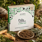 Briques d'encens Palo Santo et sauge blanche Aromafume, boîte cartonnée blanche aux motifs ethniques verts présentée avec une coupelle de carrés d'encens, bâtons et sauge.