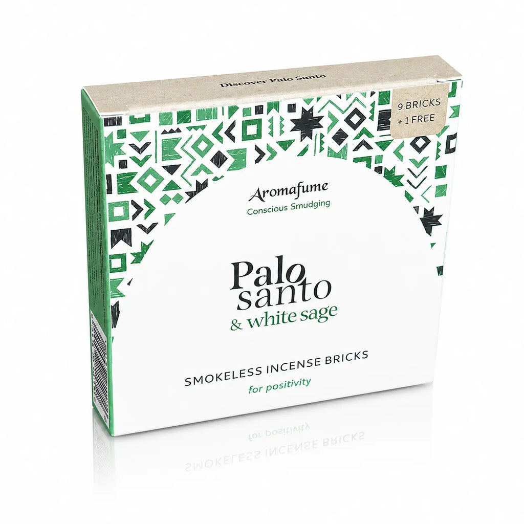 Briques d'encens Palo Santo et sauge blanche Aromafume, packaging cartonné blanc et vert aux motifs géométriques ethniques avec un demi-cercle central et tranche kraft.