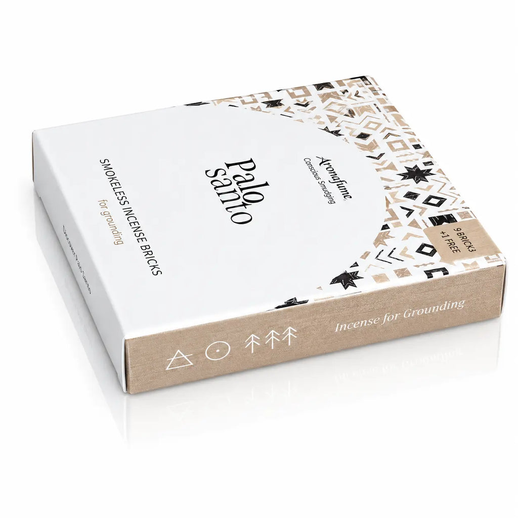 Briques d'encens Palo Santo Aromafume, boîte rectangulaire blanche et beige avec motifs géométriques ethniques noirs et dorés, et tranche couleur kraft illustrée de symboles.