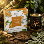 Boîte d'encens Aromafume White Sage & Palo Santo entourée de feuilles de sauge et de morceaux de Palo Santo, avec un brûleur d'encens noir au symbole Om.