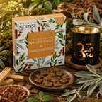 Briques d'encens Sauge blanche de Californie et santal Aromafume, boîte cartonnée ocre présentée avec une coupelle de carrés d'encens et un brûleur noir.