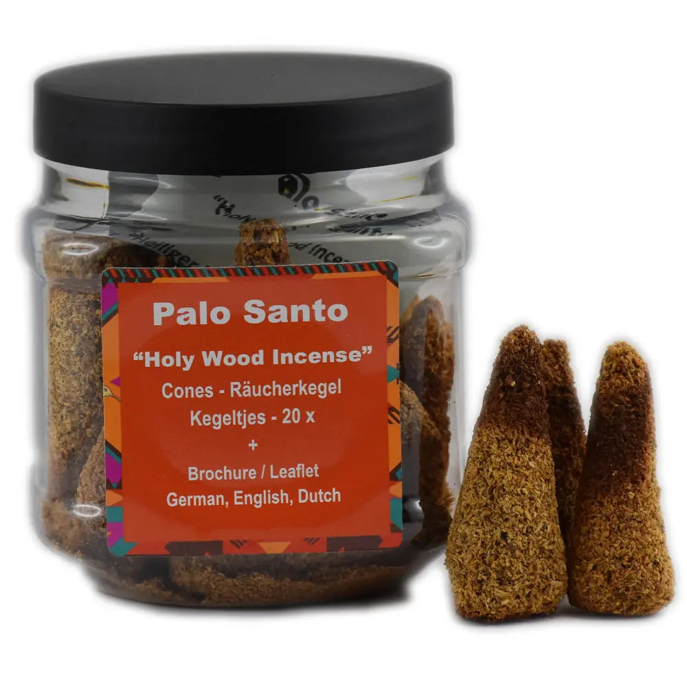 Un pot d'encens en cônes de Palo Santo ("Bois Sacré"), présenté dans un bocal transparent avec couvercle noir et une étiquette orange, accompagné de quelques cônes disposés à côté sur un fond blanc.