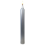 Bougie teintée dans la masse couleur argent, fine et élancée, allumée sur fond blanc, idéale pour rituels de protection, de clarté mentale et de connexion aux énergies lunaires.