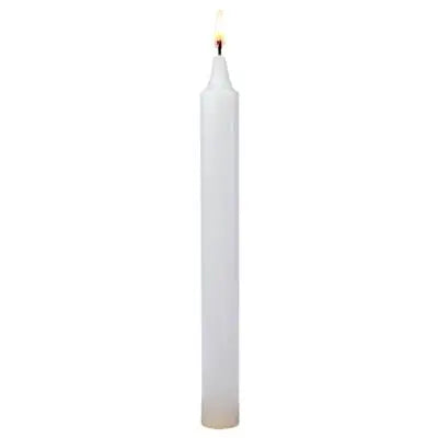 Bougie ésotérique blanche teintée dans la masse, fine et élancée, présentée allumée sur fond blanc, idéale pour les rituels de pureté, de protection et de clarté spirituelle.