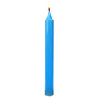 Bougie longue bleu ciel teintée dans la masse, allumée et isolée sur fond blanc, idéale pour les rituels de paix, de communication et de sérénité.