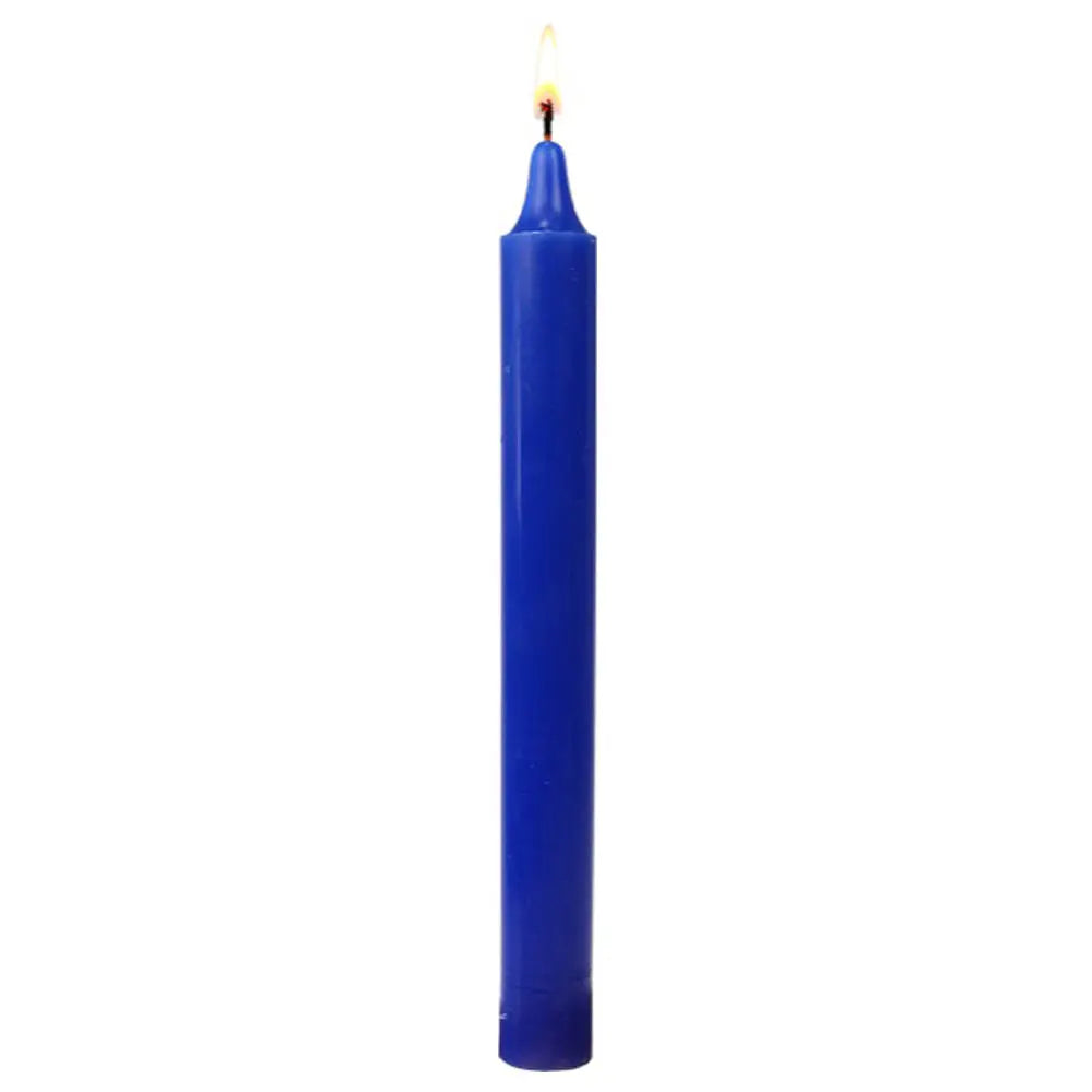 Bougie teintée dans la masse bleu marine, allumée, bougie longue et fine isolée sur fond blanc.