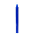 Bougie teintée dans la masse bleu roi, allumée et isolée sur fond blanc, idéale pour accompagner vos rituels de protection, de sérénité, de communication claire et de connexion spirituelle en magie et ésotérisme.