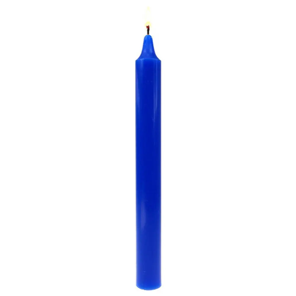 Bougie teintée dans la masse bleu roi, allumée et isolée sur fond blanc, idéale pour accompagner vos rituels de protection, de sérénité, de communication claire et de connexion spirituelle en magie et ésotérisme.