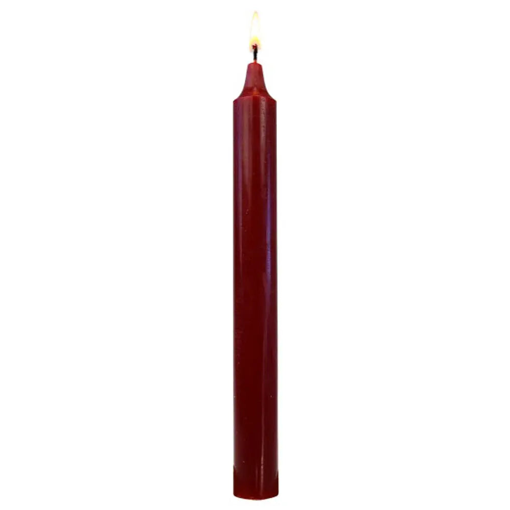 Bougie cylindrique rouge bordeaux allumée, à corps lisse et long, isolée sur fond blanc.