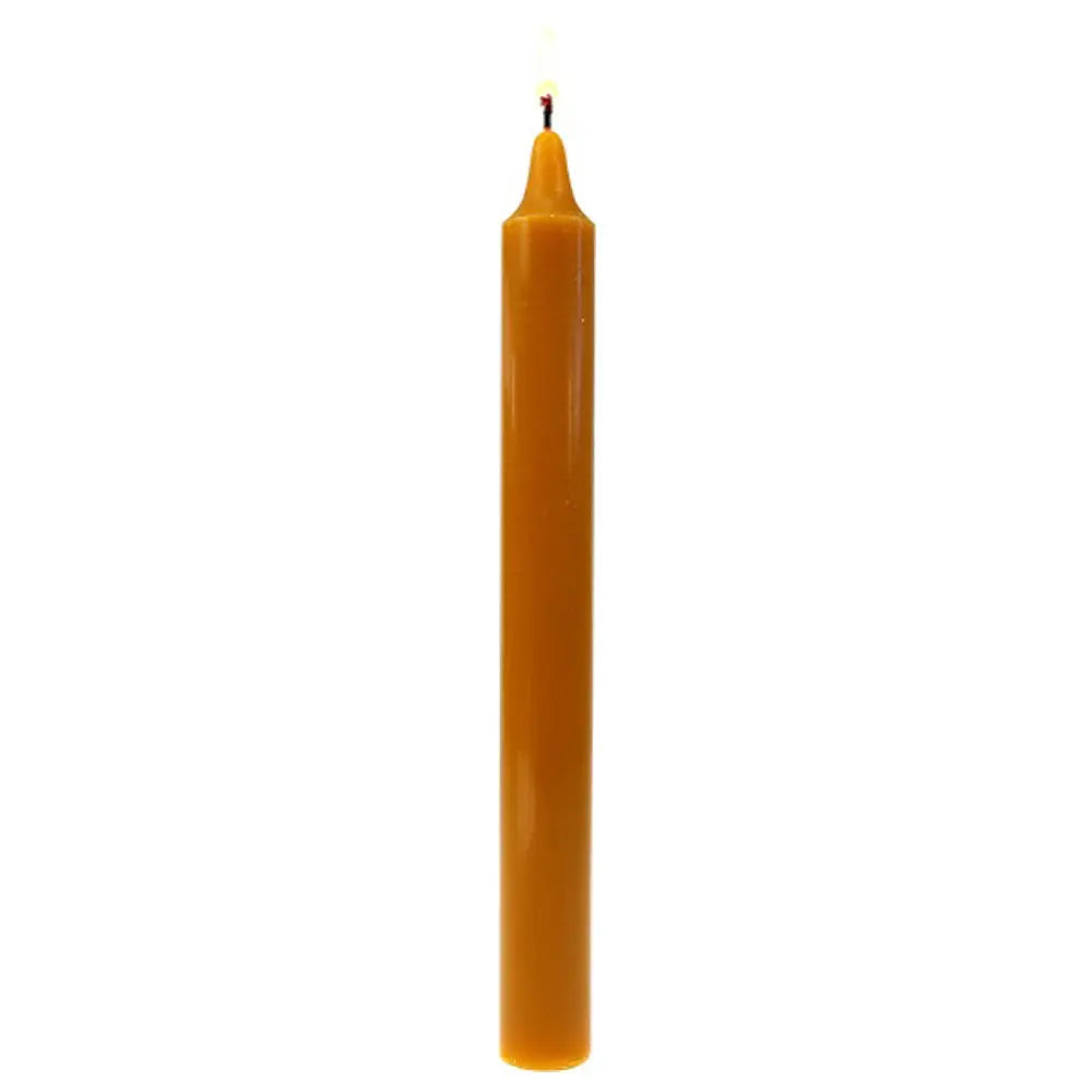 Bougie teintée dans la masse couleur cire antique, chandelle allumée élancée sur fond blanc uni, vue de face.