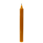 Bougie teintée dans la masse couleur cire antique, chandelle allumée élancée sur fond blanc uni, vue de face.