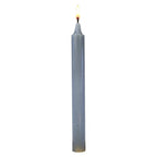 Bougie teintée dans la masse de couleur gris perle, allumée, présentée seule sur fond blanc pour un visuel produit épuré.