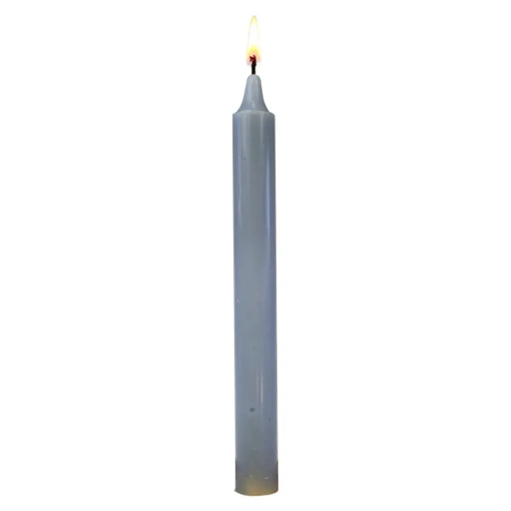 Bougie teintée dans la masse de couleur gris perle, allumée, présentée seule sur fond blanc pour un visuel produit épuré.