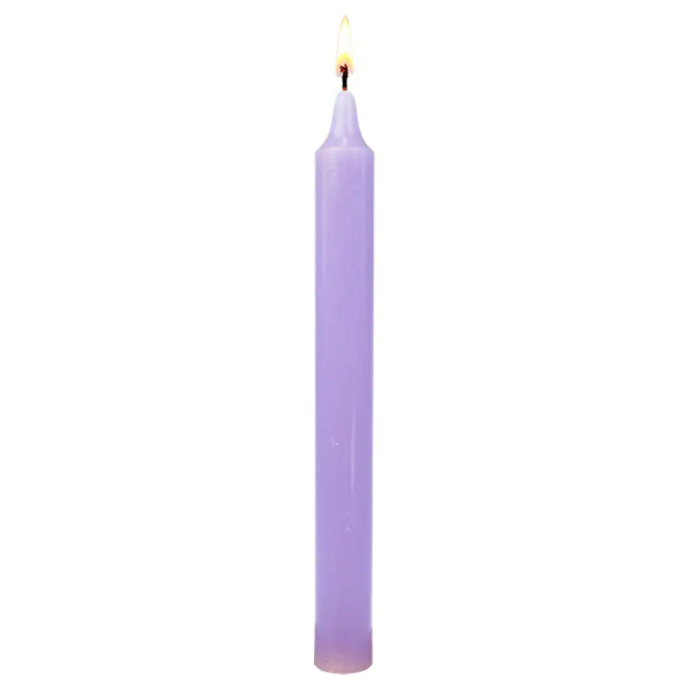 Bougie droite lilas allumée, sur fond blanc uni, bougie ésotérique teintée dans la masse.