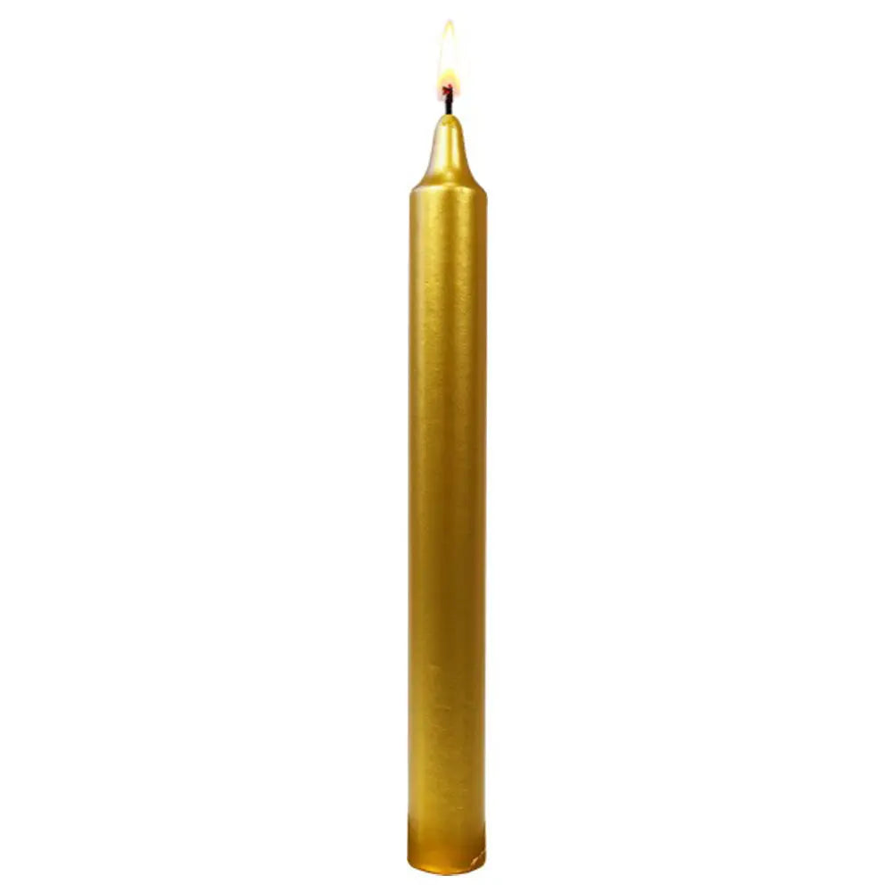 Bougie ésotérique dorée longue et élancée, allumée sur fond blanc, parfaite pour les rituels de prospérité, de succès et d’abondance.