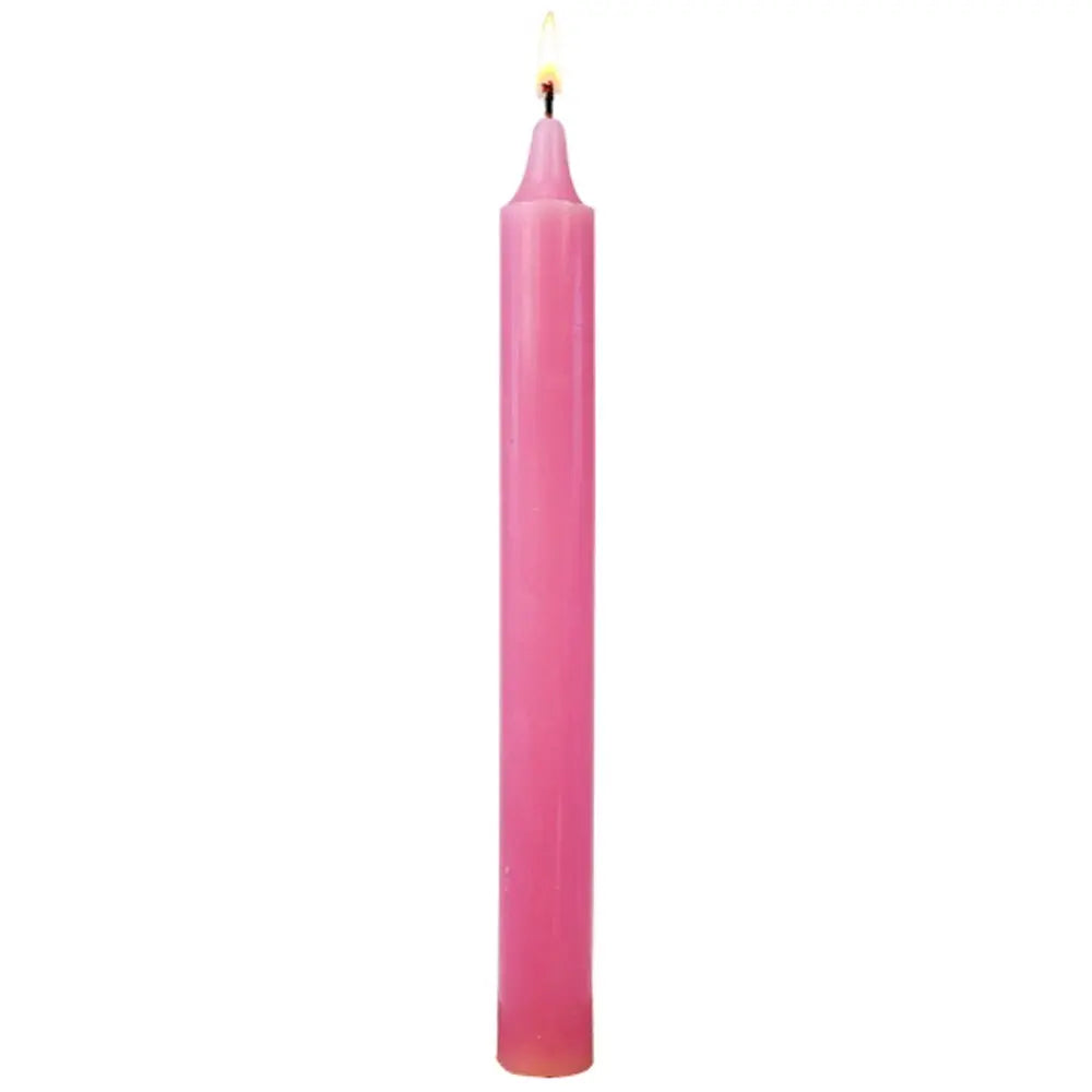 Bougie droite rose vif allumée, sur fond blanc uni, montrée en vue frontale pour mettre en valeur sa forme élancée et sa cire teintée dans la masse.