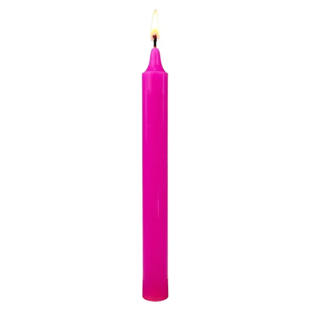 Bougie droite rose vif allumée, présentée seule sur fond blanc, bougie ésotérique teintée dans la masse.