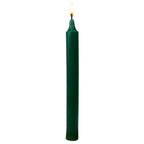 Bougie longue vert sapin allumée sur fond blanc, présentée en vue produit isolée.