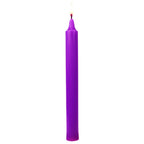 Bougie ésotérique violette allumée, longue et fine, teintée dans la masse et isolée sur fond blanc.