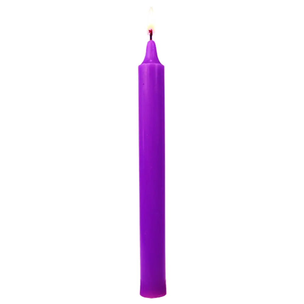 Bougie ésotérique violette allumée, longue et fine, teintée dans la masse et isolée sur fond blanc.