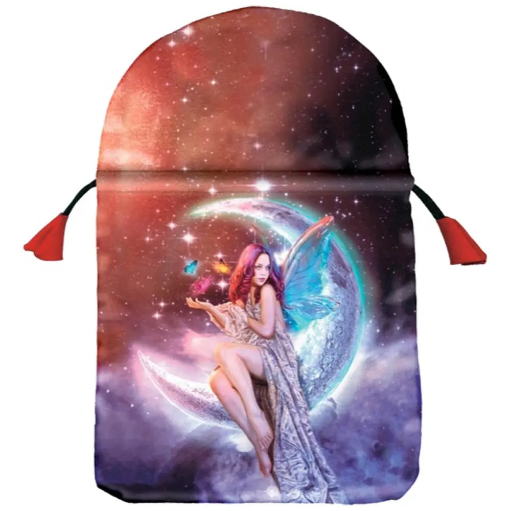 Bourse en satin illustrée d’une fée assise sur un croissant de lune, fond étoilé.
