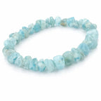 Un bracelet baroque en pierres naturelles d'apatite, composé de petits éclats polis aux nuances bleu-vert et turquoise montés sur un fil élastique, présenté sur un fond blanc.