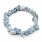 Un bracelet baroque en pierres naturelles d'aigue-marine, composé de petits éclats polis aux douces nuances de bleu ciel montés sur un fil élastique, présenté sur un fond blanc.