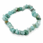 Un bracelet baroque en pierres naturelles d'amazonite, composé de petits éclats polis aux nuances bleu-vert menthe et turquoise montés sur un fil élastique, présenté sur un fond blanc.