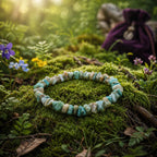 Bracelet composé d'éclats baroques d'amazonite du Pérou aux nuances turquoise et crème, délicatement posé sur un dôme de mousse forestière verdoyante.