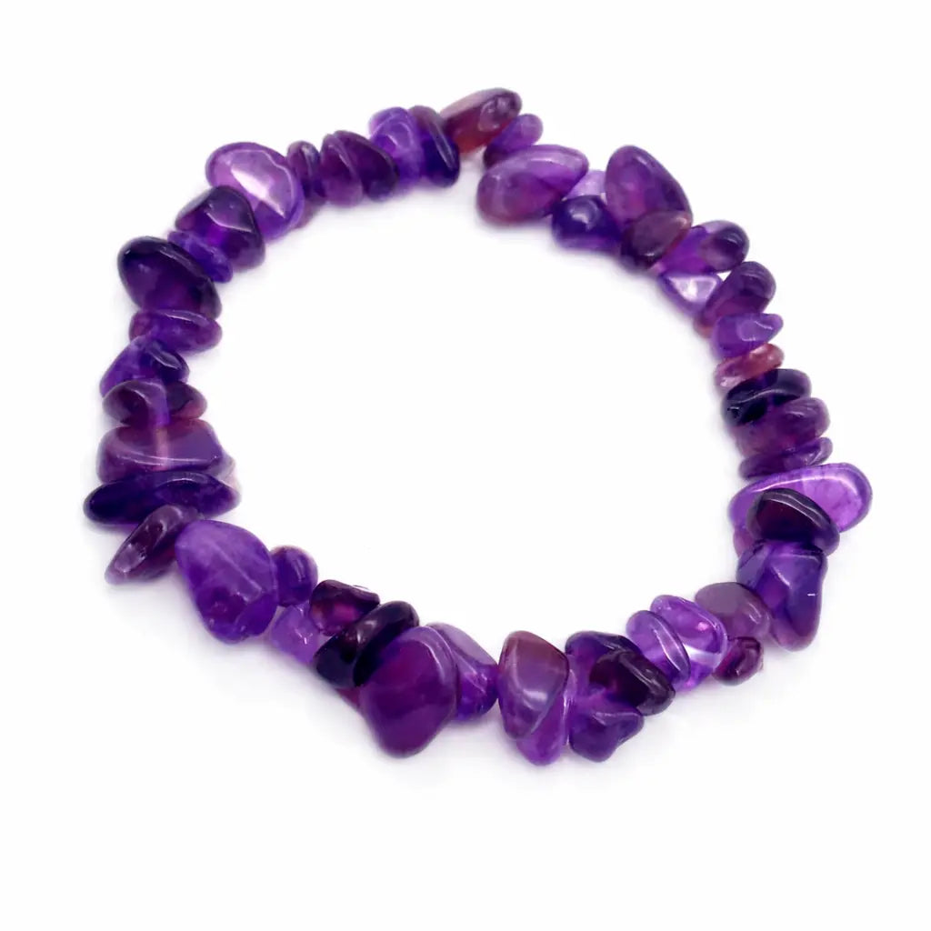 Un bracelet baroque en pierres naturelles d'améthyste AAA, composé de petits éclats polis aux nuances violettes intenses et profondes montés sur un fil élastique, présenté sur un fond blanc.