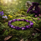 Bracelet d'éclats baroques d'améthyste de qualité AAA au violet profond et translucide, disposé sur un tapis de mousse forestière baigné par une lumière matinale.