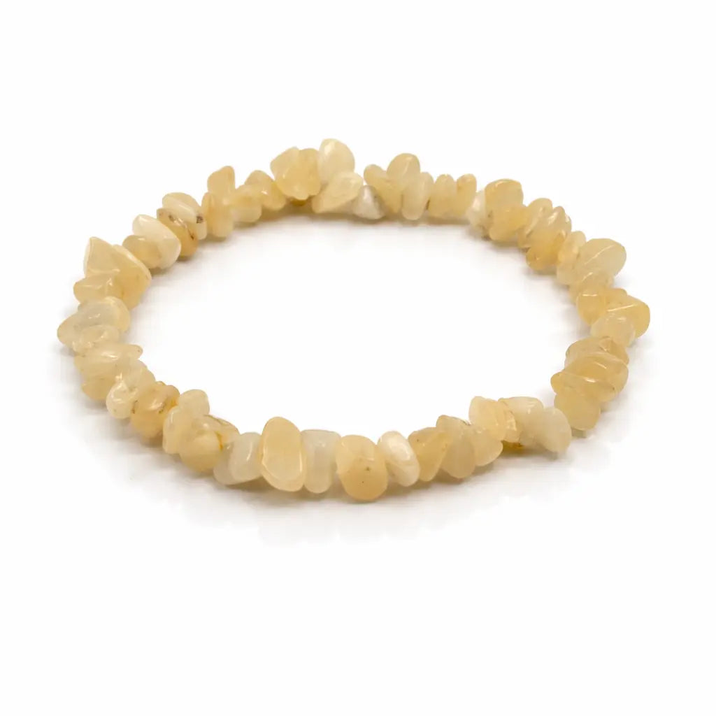 Un bracelet baroque en pierres naturelles d'aragonite, composé de petits éclats polis aux teintes jaune pâle et crème montés sur un fil élastique, présenté sur un fond blanc.