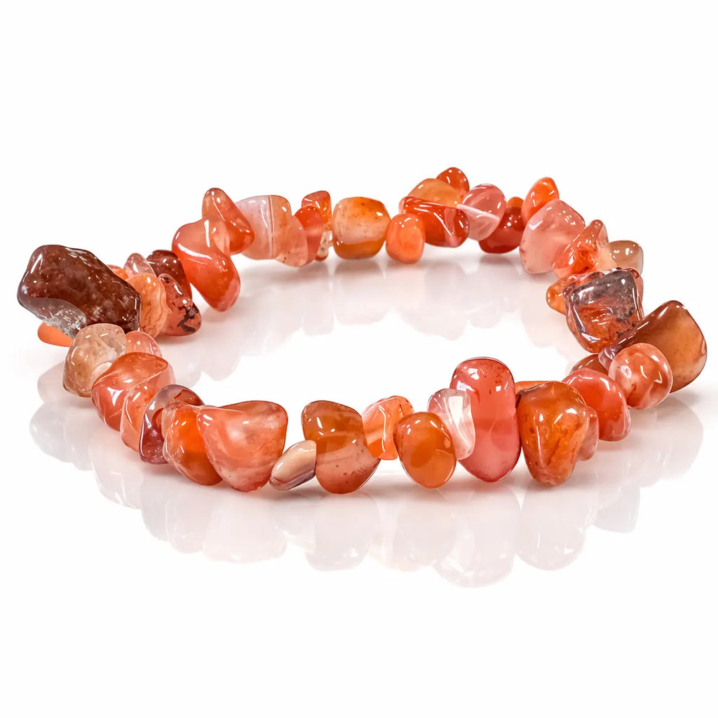 Un bracelet baroque en pierres naturelles de cornaline, composé de perles polies aux nuances orangées et rougeoyantes montées sur un fil élastique, présenté sur un fond blanc avec un reflet net.