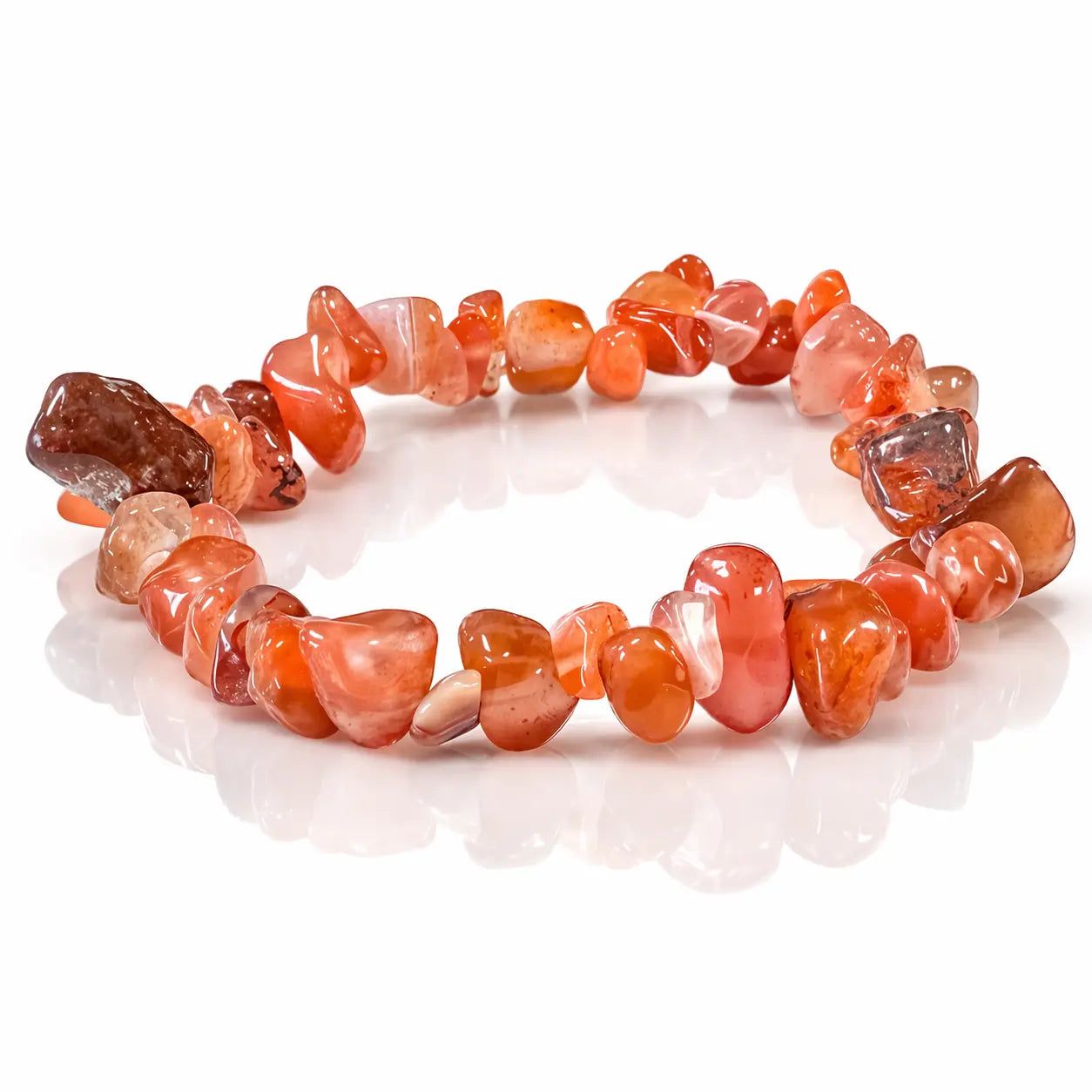 Un bracelet baroque en pierres naturelles de cornaline, composé de perles polies aux nuances orangées et rougeoyantes montées sur un fil élastique, présenté sur un fond blanc avec un reflet net.