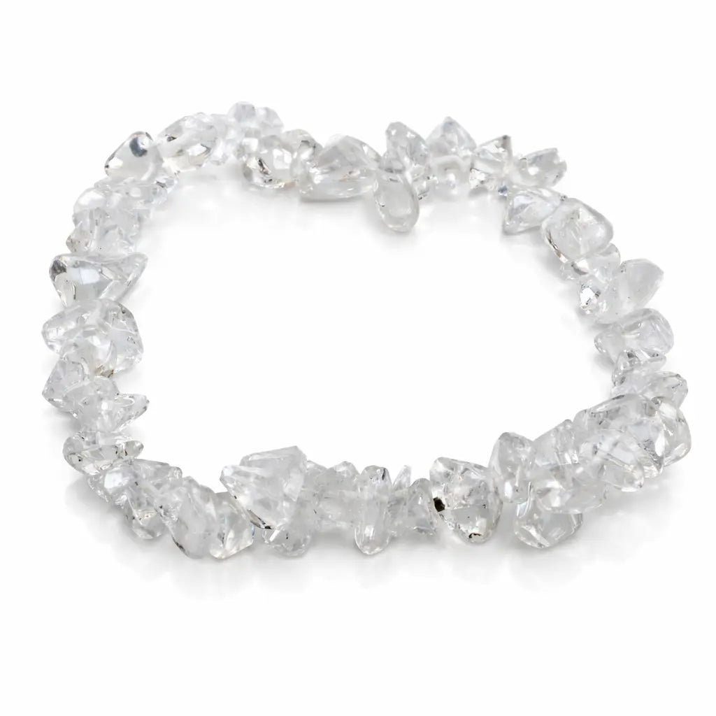 Un bracelet baroque en pierres naturelles de cristal de roche, composé de petits éclats polis et translucides montés sur un fil élastique, présenté sur un fond blanc.