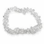 Un bracelet baroque en pierres naturelles de cristal de roche, composé de petits éclats polis et translucides montés sur un fil élastique, présenté sur un fond blanc.